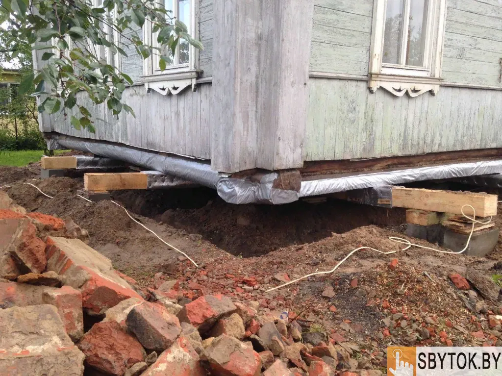 Замена фундамента под деревянные и каркасные дома, ремонт старых домов